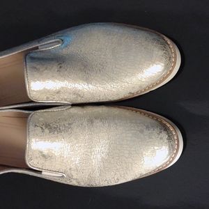 Johnson & Murphy flex silver loafer size 9.5 with a white heel.